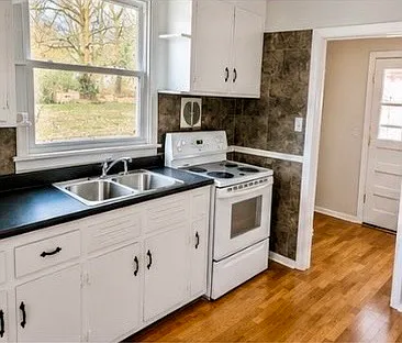 3 bed, 1009 sqft, $1,695 — Photo 3