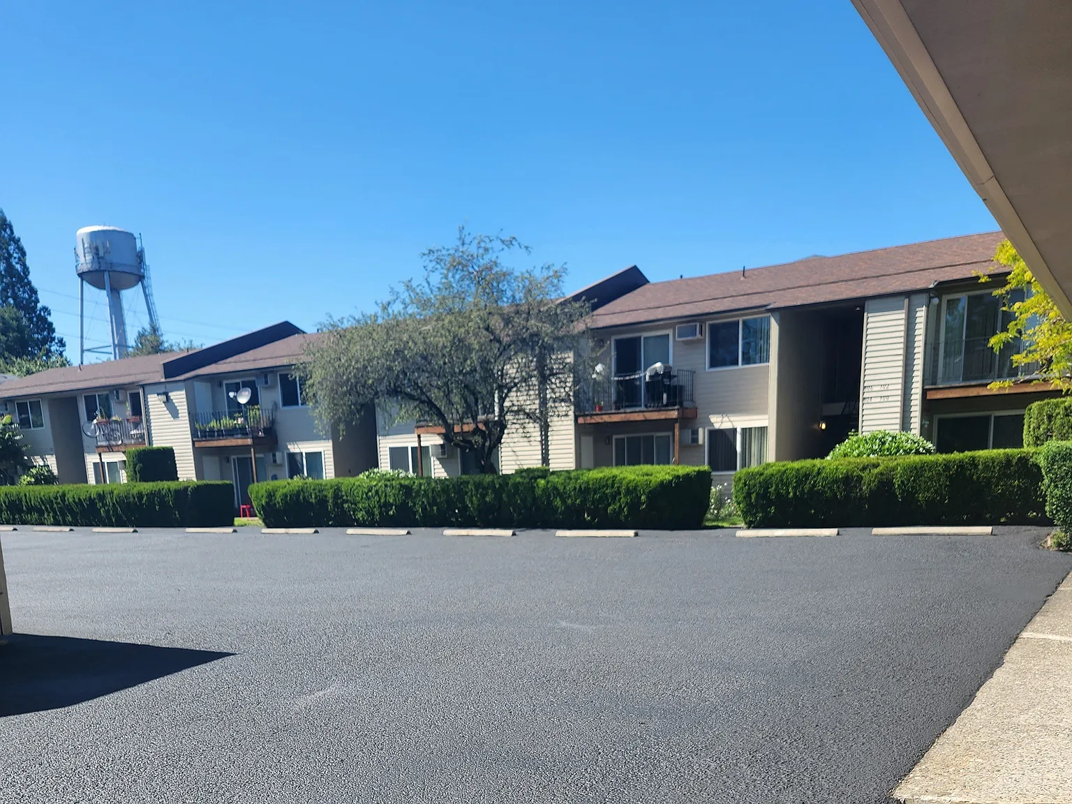 Emerald East Apartments — Photo 3