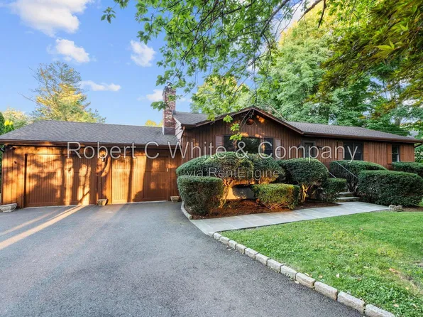 1040 Daniels Farm Rd, Trumbull, CT 06611