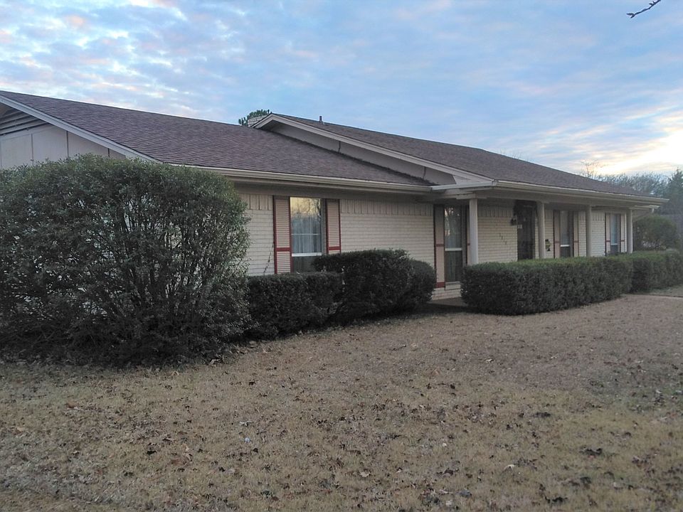 1st image of 2810 Briarwood Dr
