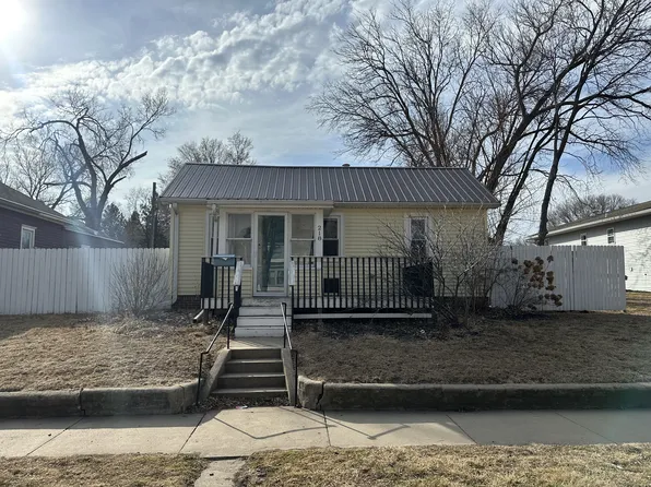 218 Center St, Vermillion, SD 57069