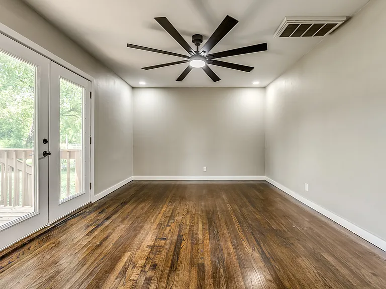 409 NE Myers Ave — Photo 4