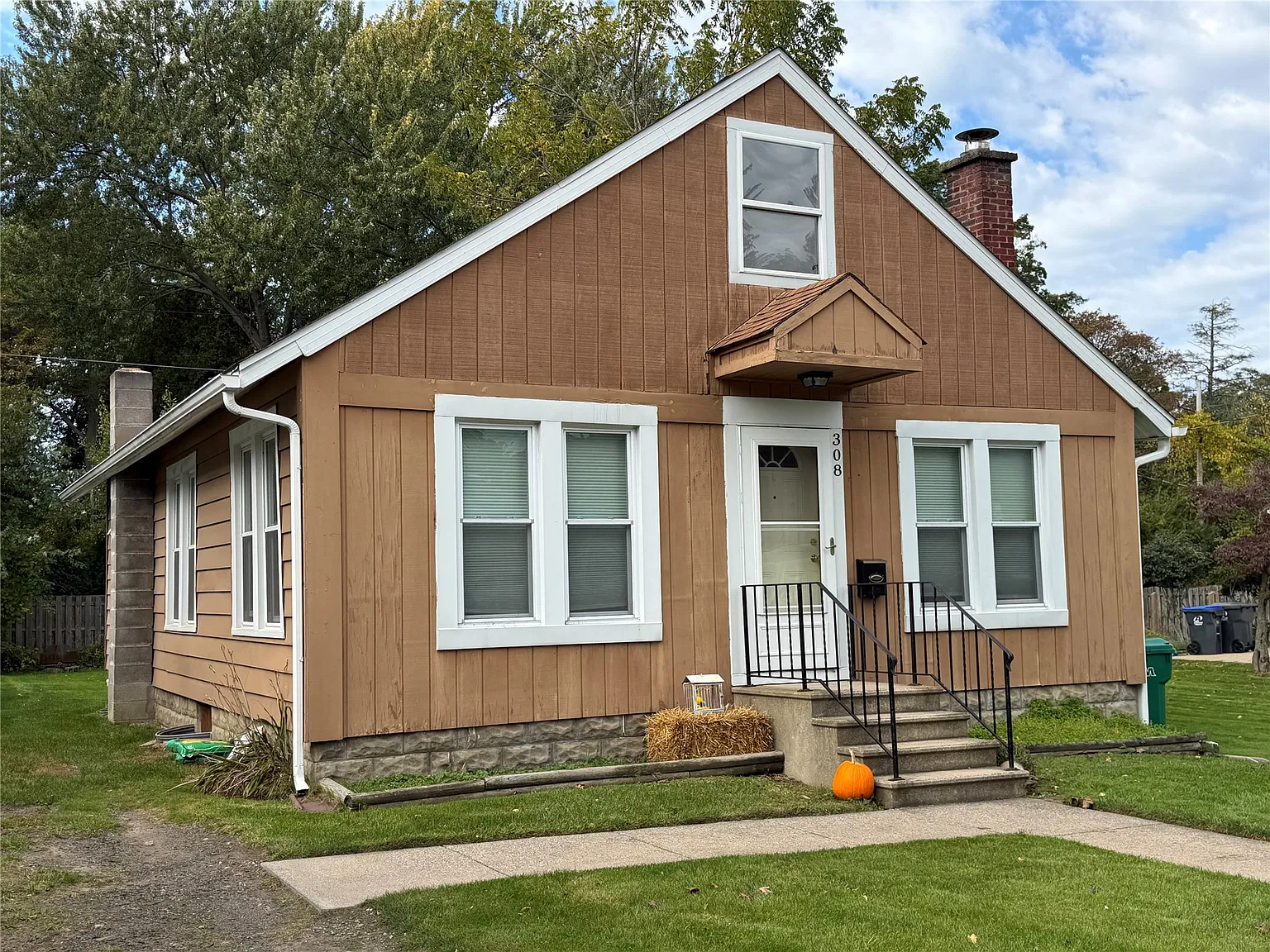 3 bed, 1.5 bath, 1296 sqft, $1,900 — Photo 1