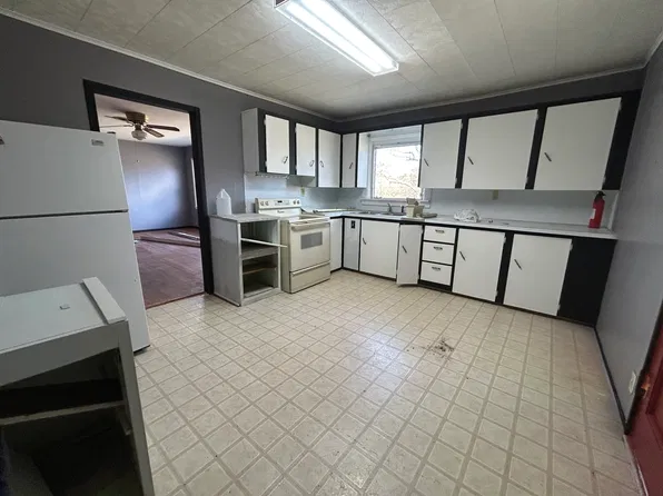 411 E 33rd Ave, Winfield, KS 67156