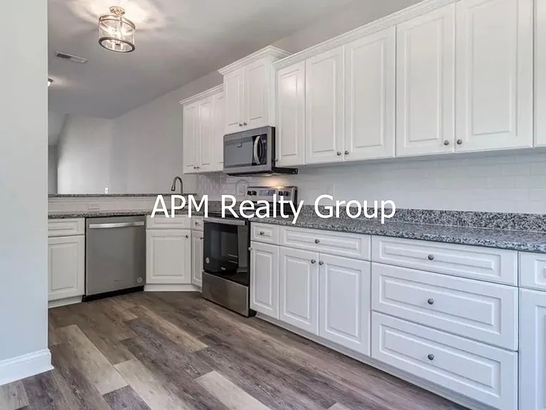 408 Summit Sq — Photo 4