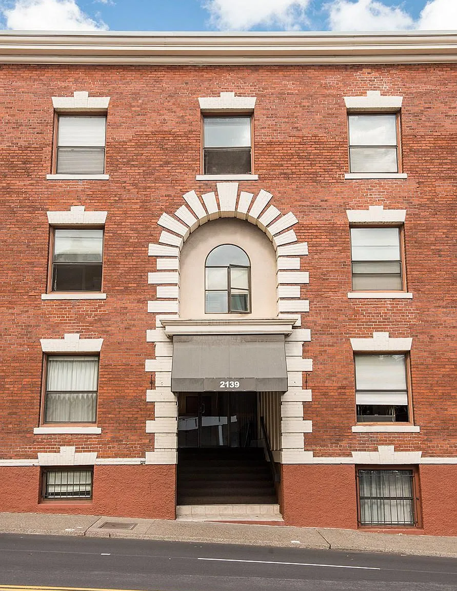 Bel Aire Apartments — Photo 2