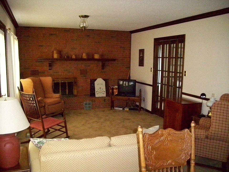 2nd image of 1186 Country Club Rd