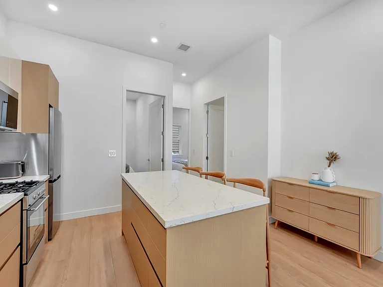 955B Nicola St — Photo 3