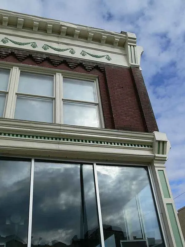 Building Photo - 900 W Broad St #2F