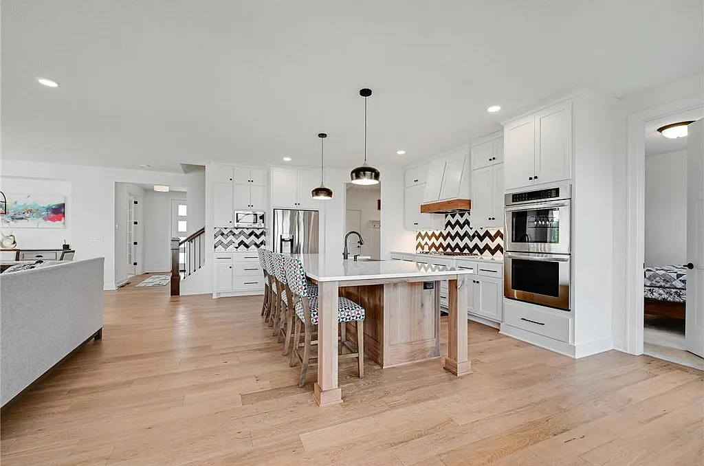 6 bed, 4568 sqft, $5,500 — Photo 3