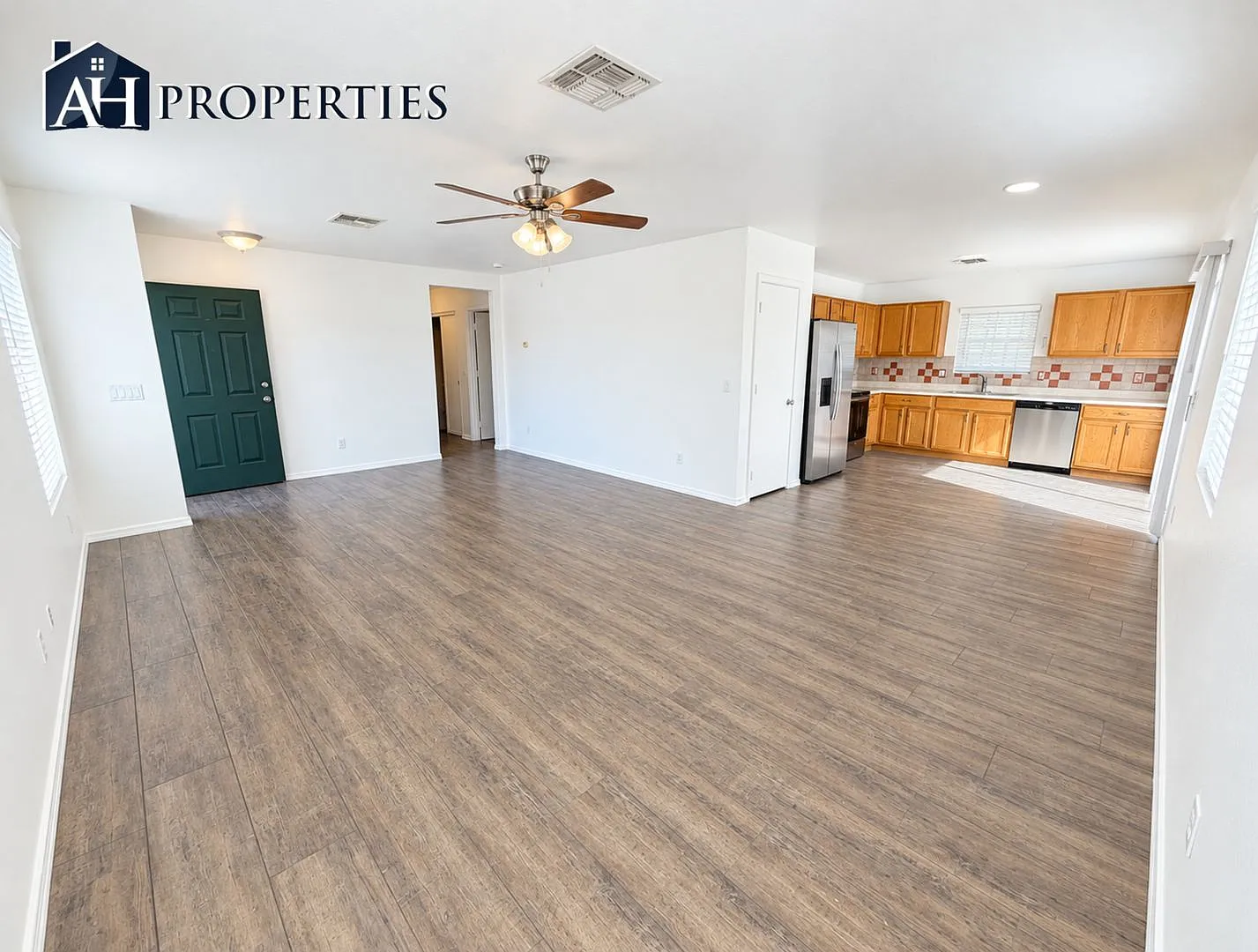 Freshly renovated cul-de-sac corner lot home — Photo 4