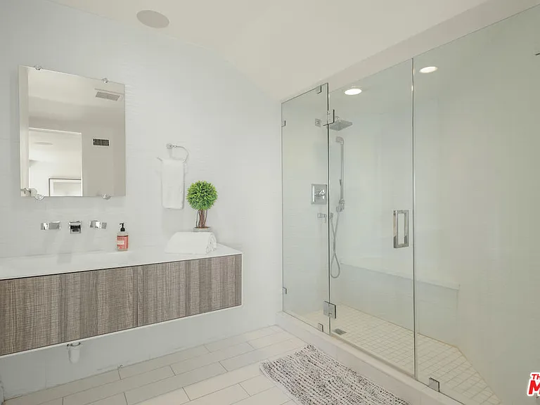 2231 Sunset Plaza Dr — Photo 29