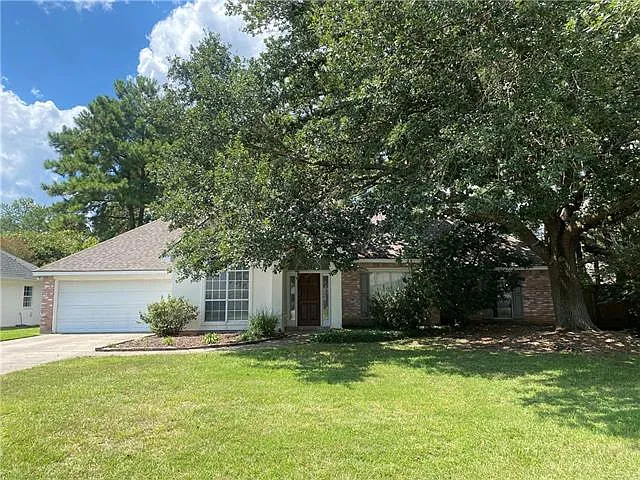 1373 Fairfield Dr — Photo 1