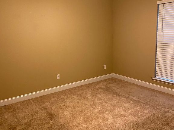 4th image of 221 Brook Ct