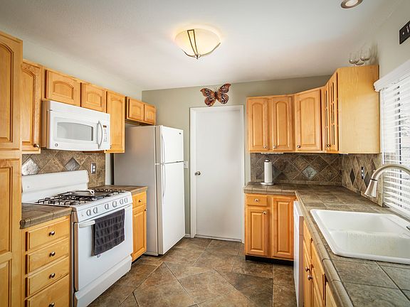 5th image of 944 N Sandalwood Ave