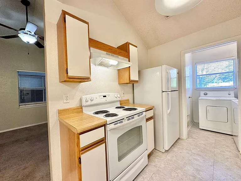 401 W Lincoln Ave — Photo 10