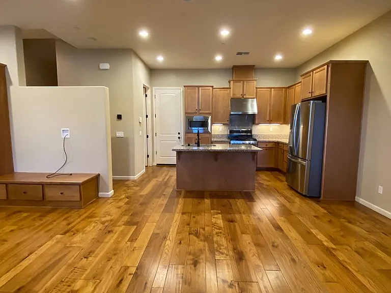 1053 Catalina Dr — Photo 4