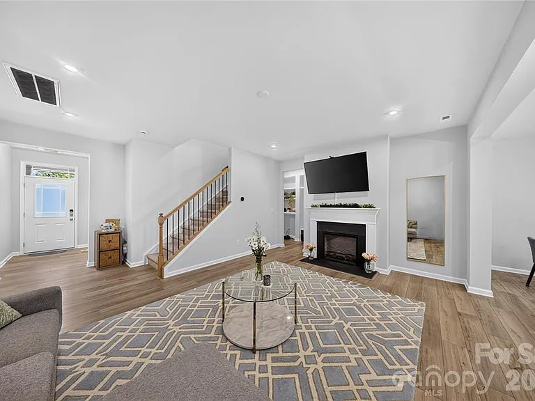 14938 Tamarack Dr — Photo 2