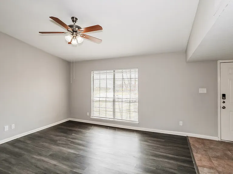 2109 Kings Rd — Photo 4
