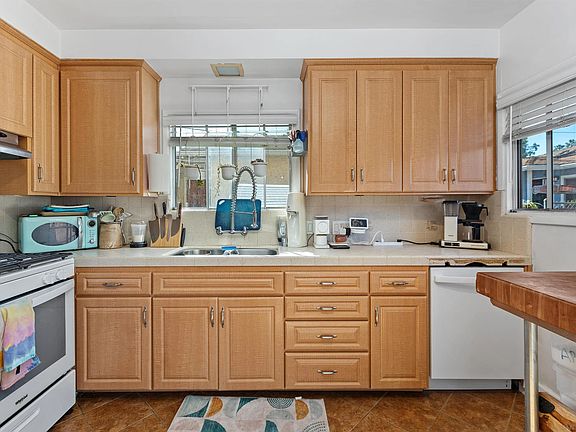 4th image of 4830-4832 Utah St