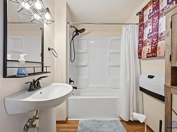 4th image of 201 McClellan St