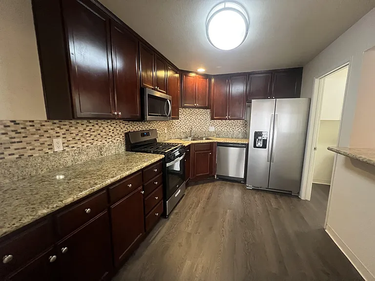 Versailles on the Lake Apartments — Photo 142