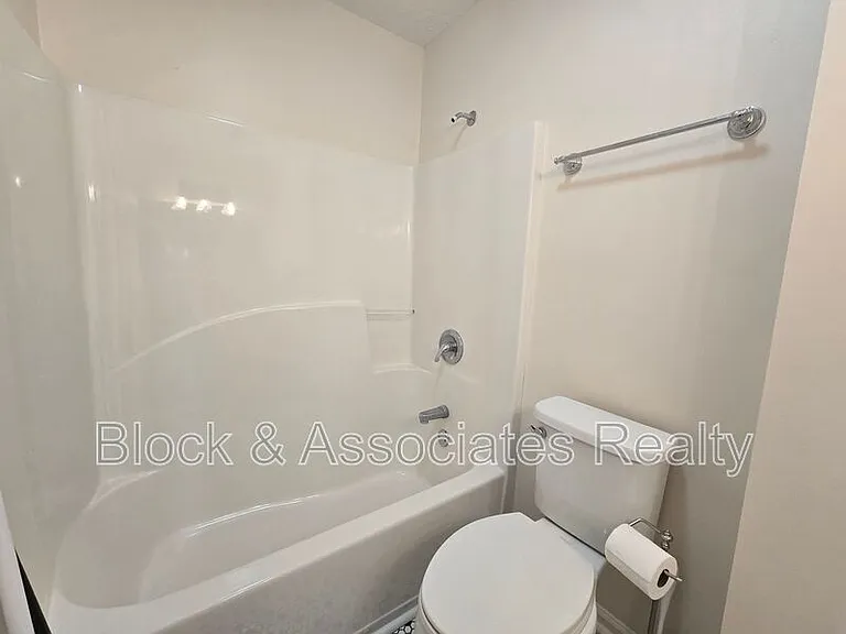 110 Westbrook Ct — Photo 15