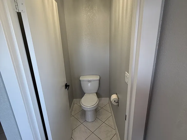907 Elm St — Photo 37