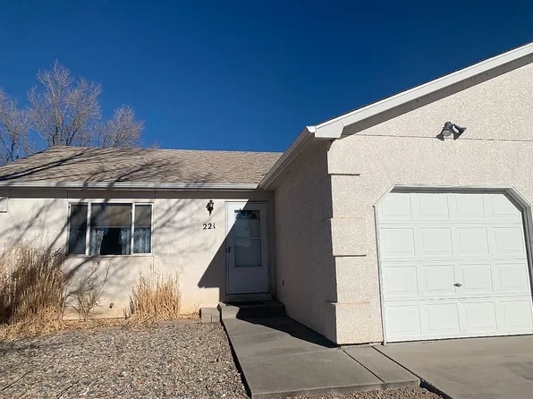 221 W Harmony Dr, Pueblo, CO 81007