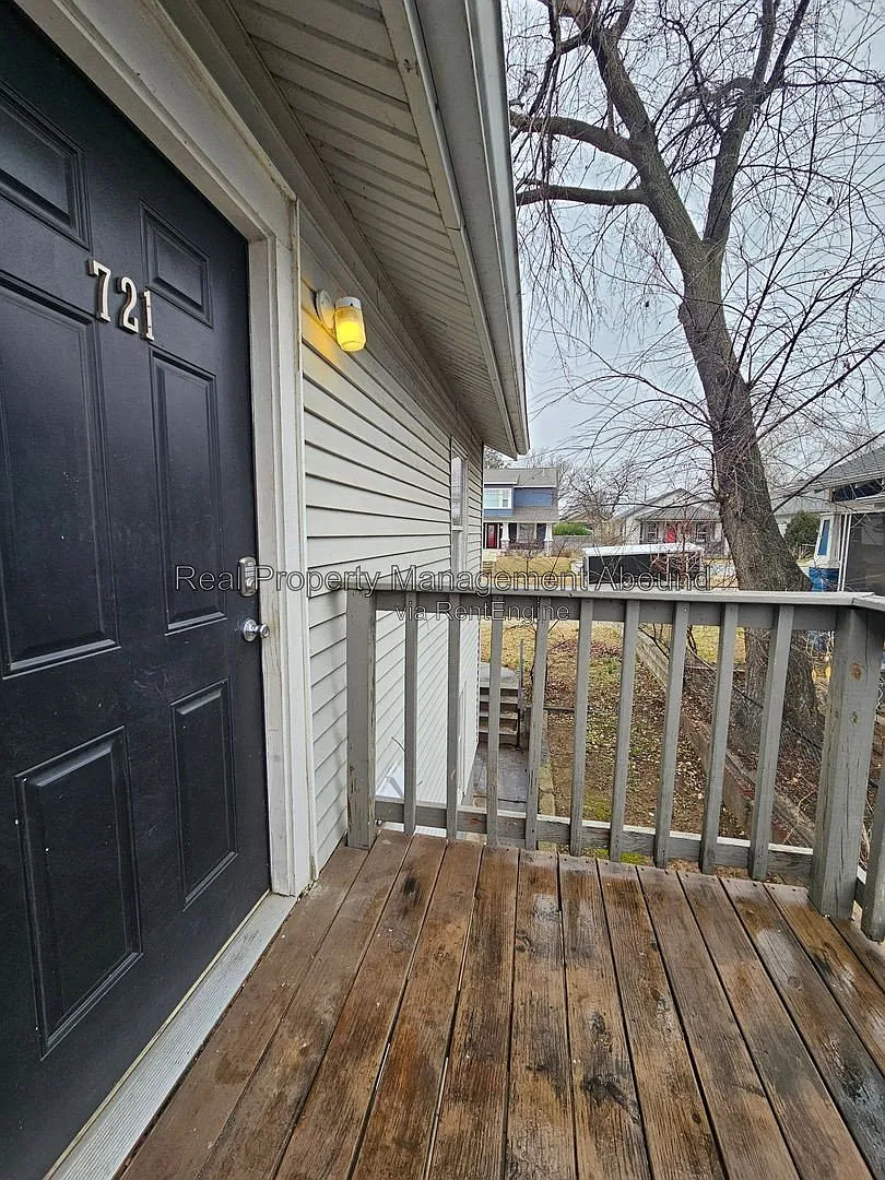 2 bed, 1.0 bath, 800 sqft, $995 — Photo 2