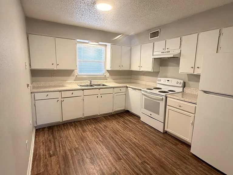 2106 Avenue K #4 — Photo 2