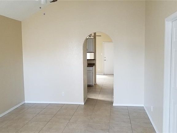 3rd image of 722 Medina St