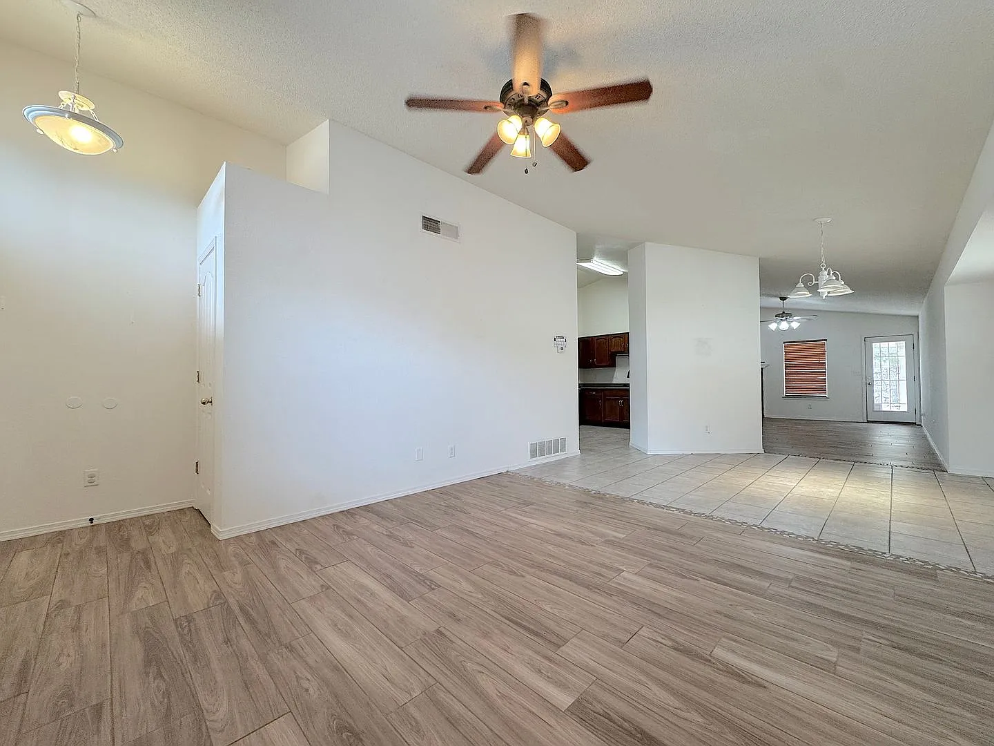 East El Paso 3bed/2bath refrig A/C Home next to Park! — Photo 4