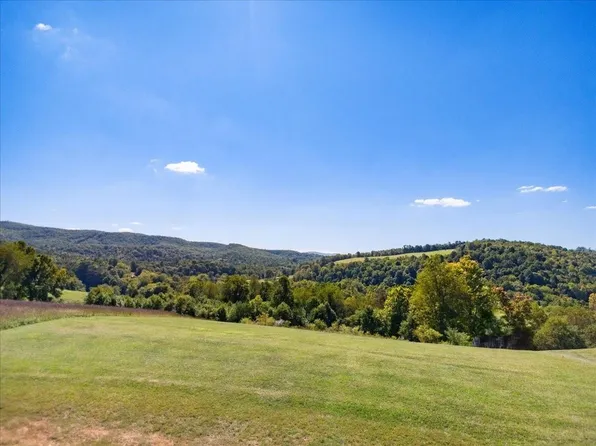 4268 Pleasure View Dr, Hiwassee, VA 24347