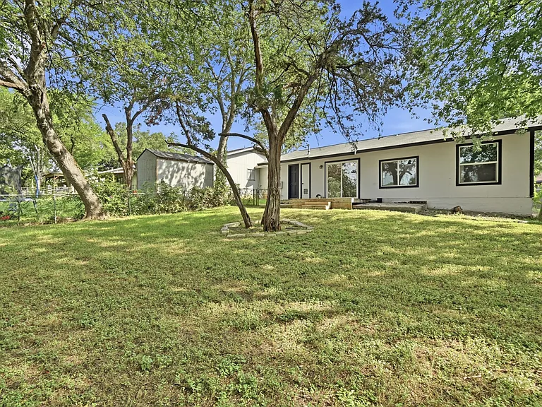 2313 Lakehurst Dr — Photo 26