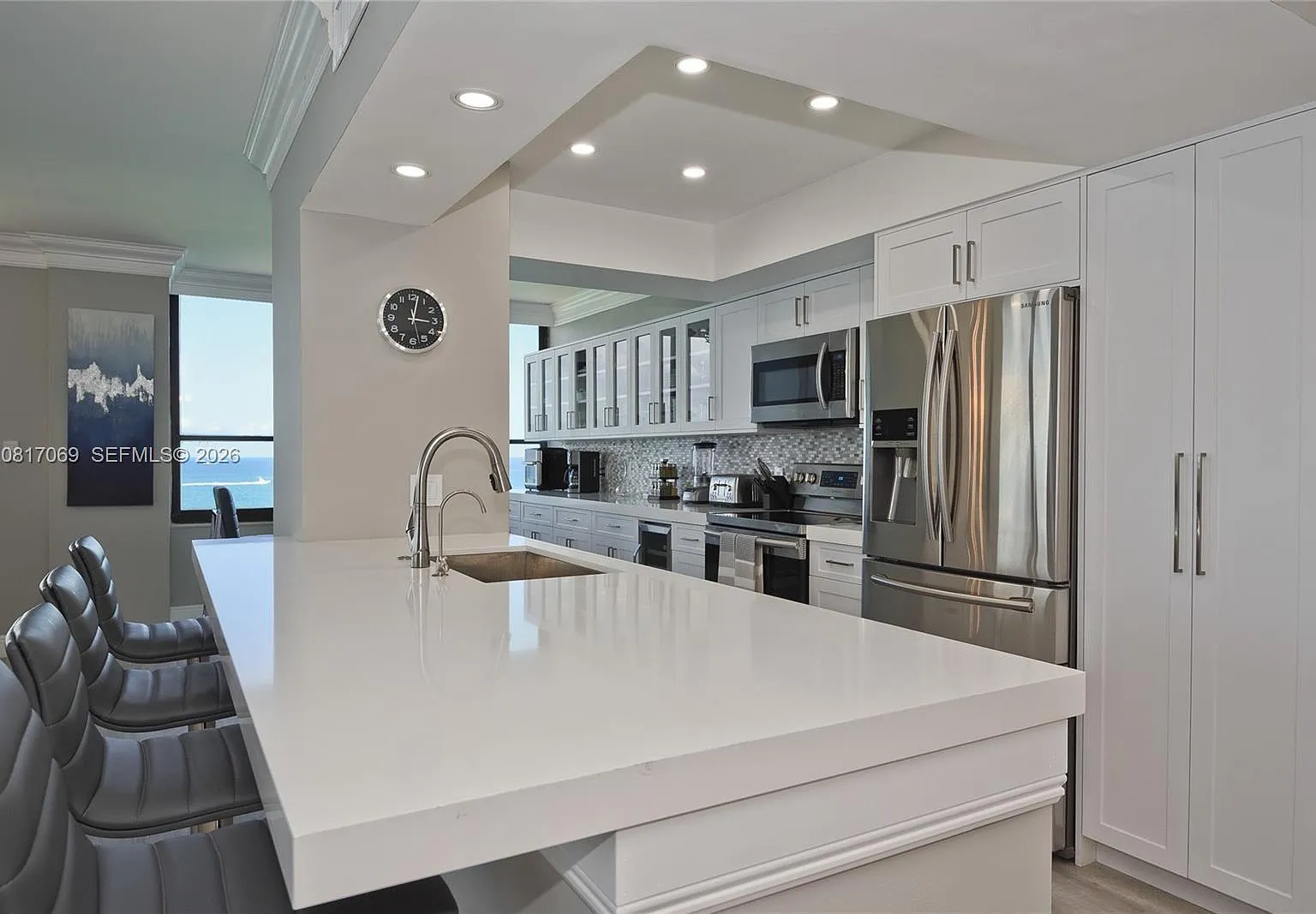 Alexander Towers Condo — Photo 3