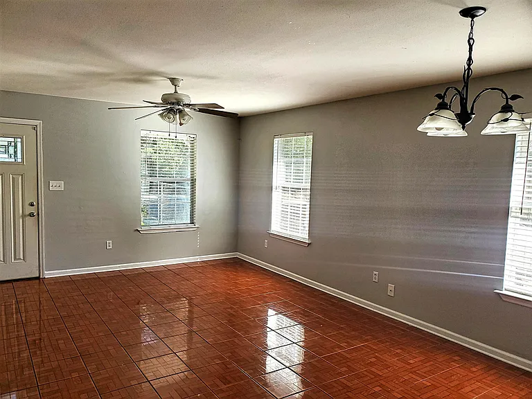 1610 Saxon St — Photo 6