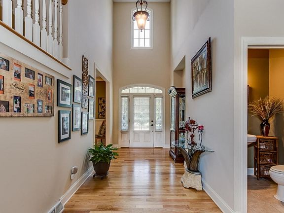 4th image of 1018 Hackberry Dr