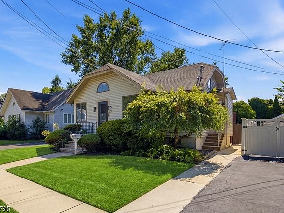 3rd image of 814 Willis Pl