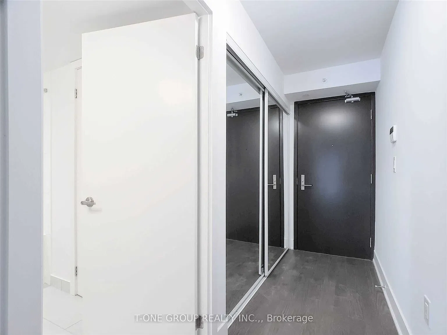 955 Bay St — Photo 3