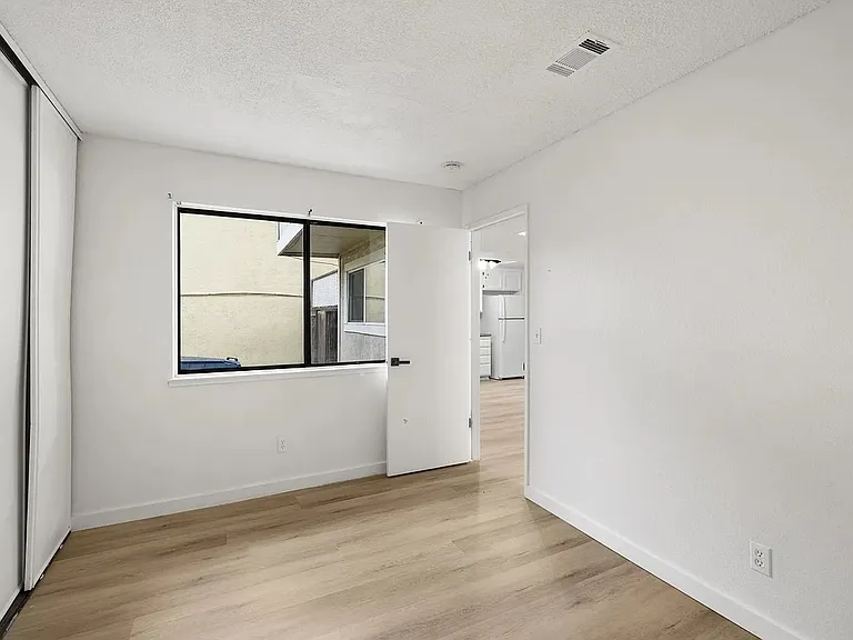 995 Matthew Ct — Photo 17