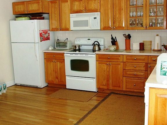 5th image of 26 Edwards Ave