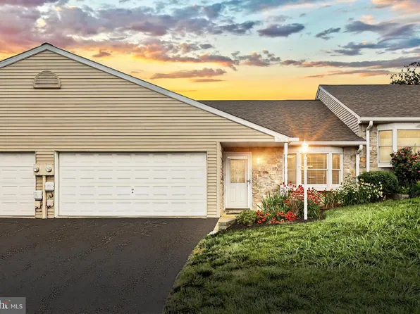 2422 Winterberry Ln #48, York, PA 17406