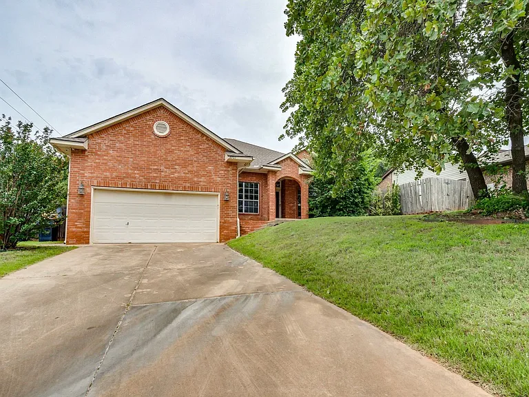 2701 Shady Tree Ln — Photo 2