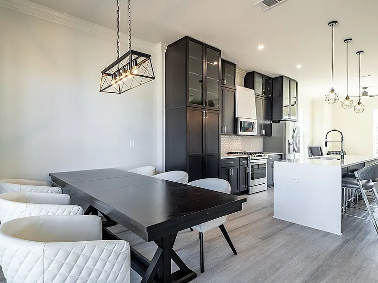528 W Erwin — Photo 15
