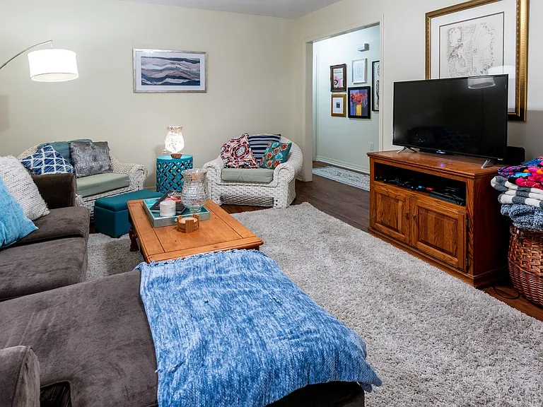 211 Chevy Chase Dr — Photo 26