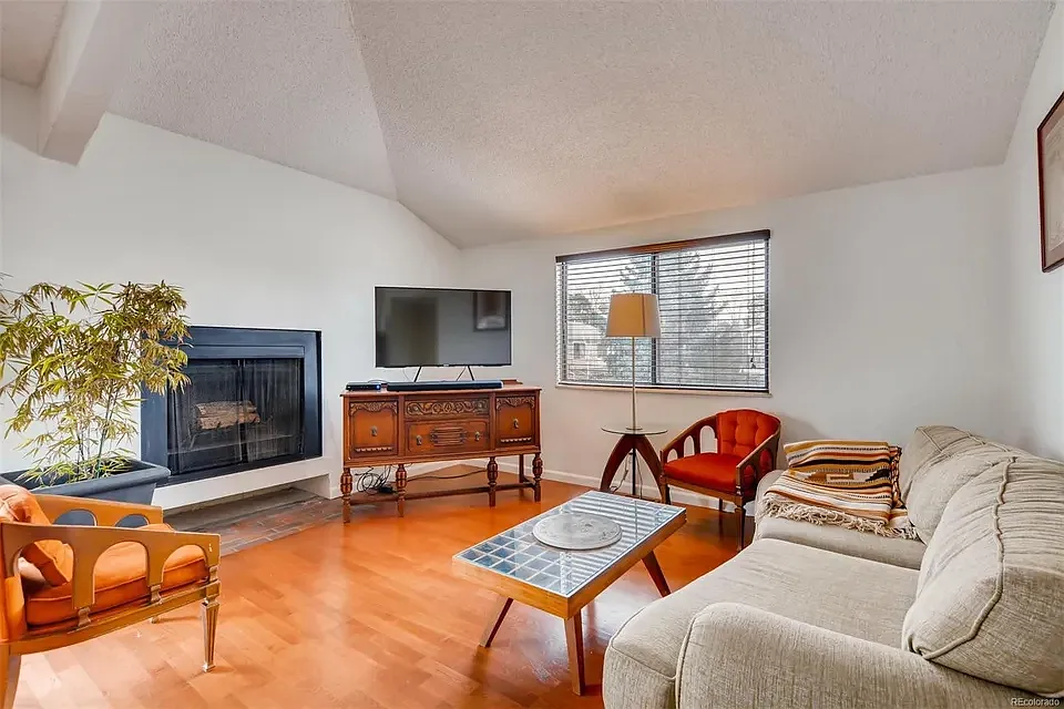 2 bed, 1.5 bath, 1045 sqft, $2,100 — Photo 4