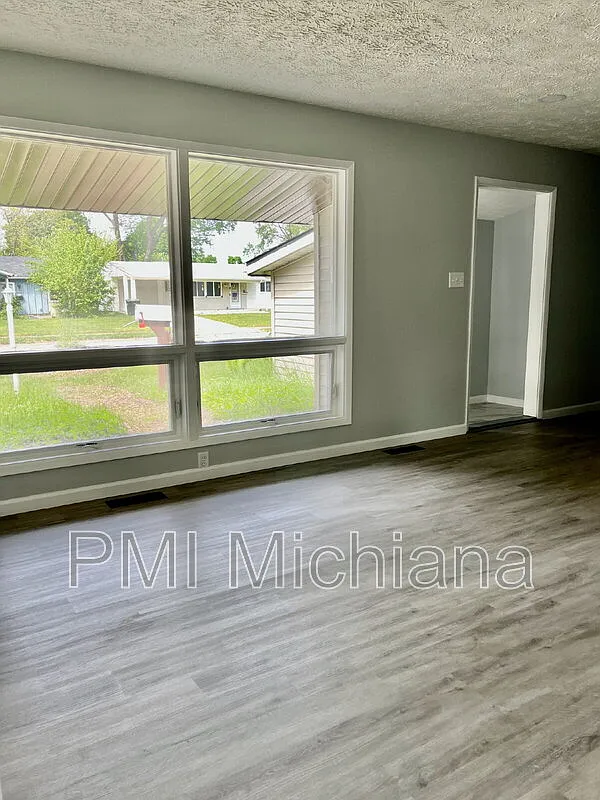 3 bed, 1.0 bath, 1520 sqft, $1,850 — Photo 4