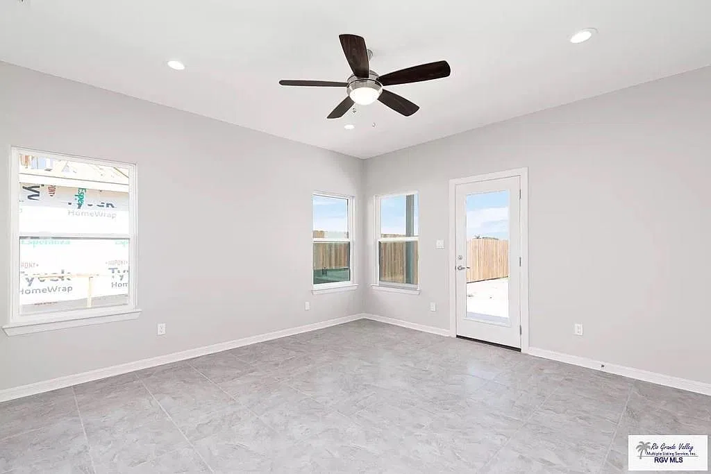 3 bed, 2.0 bath, 1304 sqft, $2,100 — Photo 4