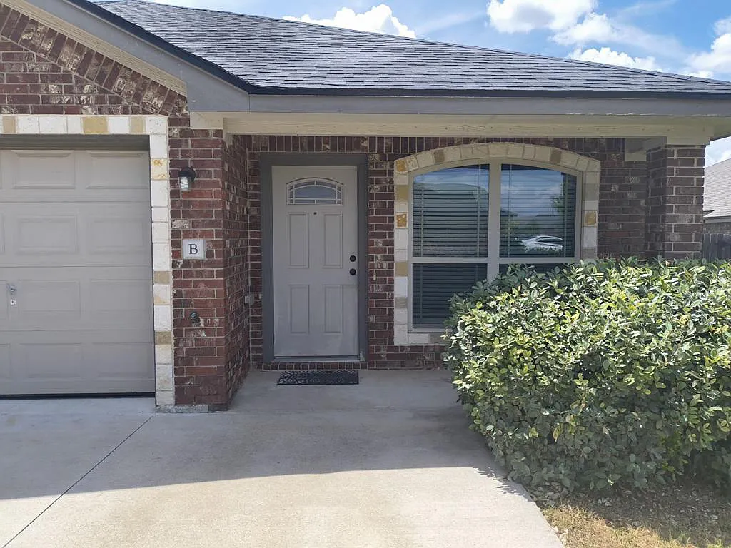 3 bed, 1306 sqft, $1,300 — Photo 1